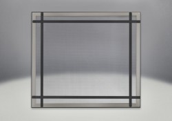 Façade classique illustrée avec un revêtement en fini nickel brossé, des barres d'accent droites en fini noir et un écran de protection