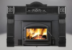 Contour en fonte fini peint noir, façade complète avec moulure noire offerte de série, portes arquées fini peint noir métallique, poignées à ressort fini peint noir métallique
