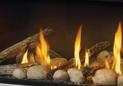Panneaux réflecteurs radiants en porcelaine MIRO-FLAMME<sup>MD</sup>, billes de verre transparentes, et ensembles Beach Fire et Shore Fire