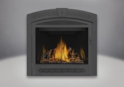 Bûches PHAZER<sup>®</sup>, panneaux réflecteurs radiants en porcelaine MIRO-FLAMME<sup>MD</sup>, façade ornementale avec porte