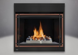 Ensemble mineral rock, panneaux réflecteurs radiants en porcelaine MIRO-FLAMME<sup>MD</sup>, garde-corps en fini chrome satiné, façade classique avec un revêtement en fini cuivre brossé et des barres d'accent cambrées en fini noir, et un écran de protection