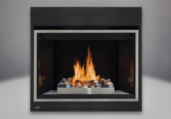 Ensemble mineral rock, panneaux réflecteurs radiants en porcelaine MIRO-FLAMME<sup>MD</sup>, garde-corps en fini chrome satiné, façade classique avec un revêtement en fini nickel brossé et un écran de protection