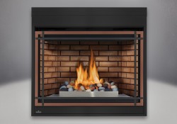 Ensemble mineral rock, garde-corps en fini chrome satiné, panneaux décoratifs simili-briques en fini pierre de sable, façade classique avec un revêtement en fini cuivre brossé et des barres d'accent droites en fini noir, et un écran de protection