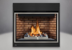 Ensemble mineral rock, garde-corps en fini chrome satiné, panneaux décoratifs simili-briques en fini pierre de sable, façade classique avec un revêtement en fini nickel brossé et un écran de protection
