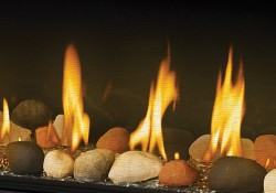 Panneaux réflecteurs radiants en porcelaine MIRO-FLAMME<sup>MD</sup>, billes de verre transparentes et ensemble de roches de rivière multicolores