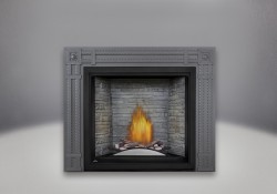 Plateau décoratif arqué avec ensemble de bûches de bois flotté et de roches, et panneaux simili-briques LEDGESTONE blanc antique