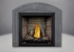 Bûches à FLAMMES HAUTES PHAZER<sup>®</sup>, panneaux décoratifs simili-briques Newport<sup>MD</sup> et façade décorative arquée