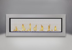 Cadre affleurant en acier inoxydable, billes de verre bleues et panneaux réflecteurs radiants en porcelaine MIRO-FLAMME<sup>MD</sup>