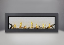Cadre affleurant avec revêtement en poudre noir, billes de verre transparentes, bûches de bois flotté et panneaux réflecteurs radiants en porcelaine MIRO-FLAMME<sup>MD</sup>