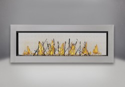 Cadre affleurant en inoxydable, billes de verre transparentes, bâtonnets décoratifs plaqués nickel et panneaux réflecteurs radiants en porcelaine MIRO-FLAMME<sup>MD</sup>